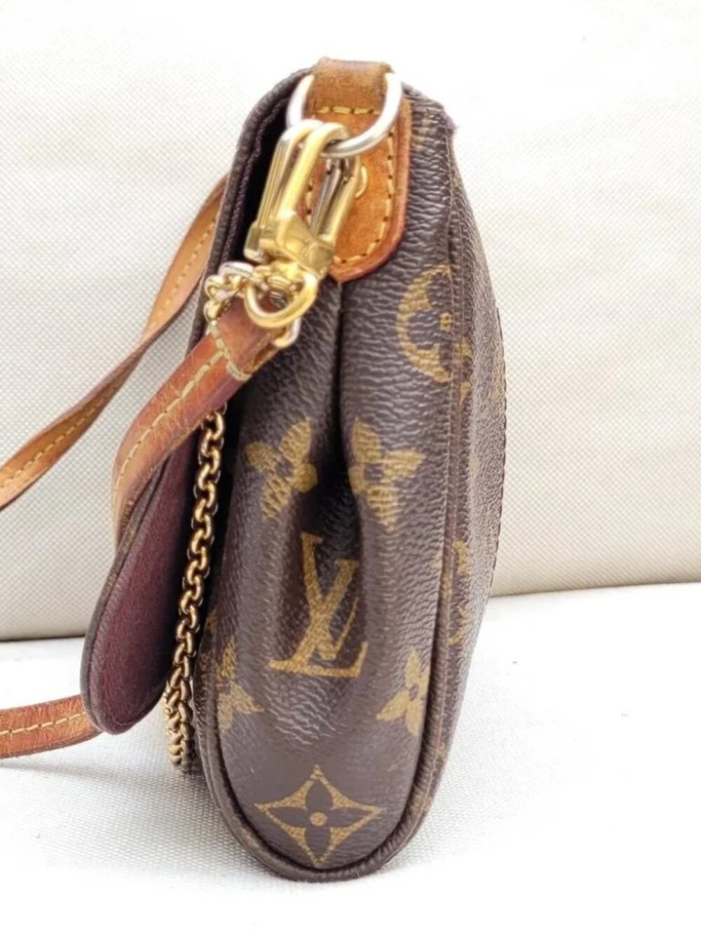 LOUIS VUITTON Favorite MM Monogram Bag - Picture 5 of 16